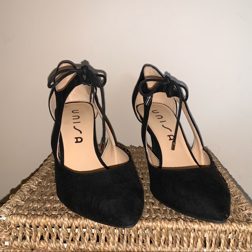 Black Pumps with Tie